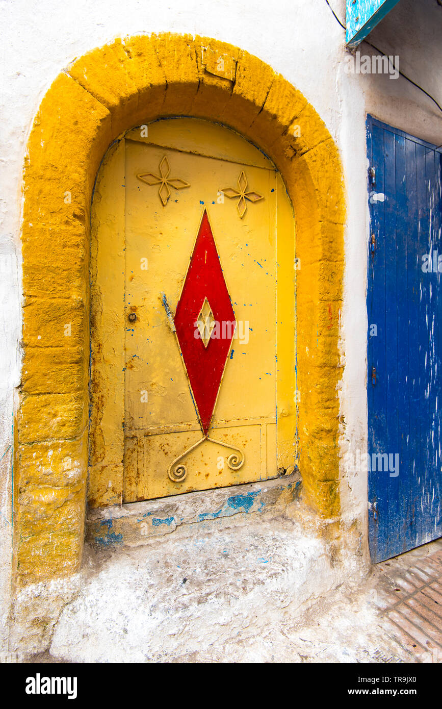 Porte traditionnelle marocaine dans la vieille médina Banque D'Images