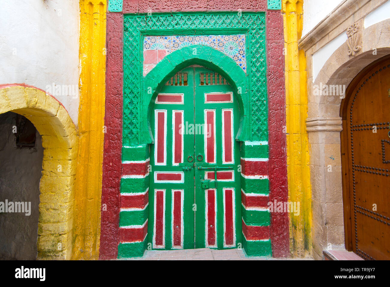 Porte traditionnelle marocaine dans la vieille médina Banque D'Images