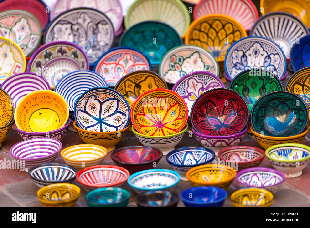 Marché traditionnel marocain avec des souvenirs Banque D'Images