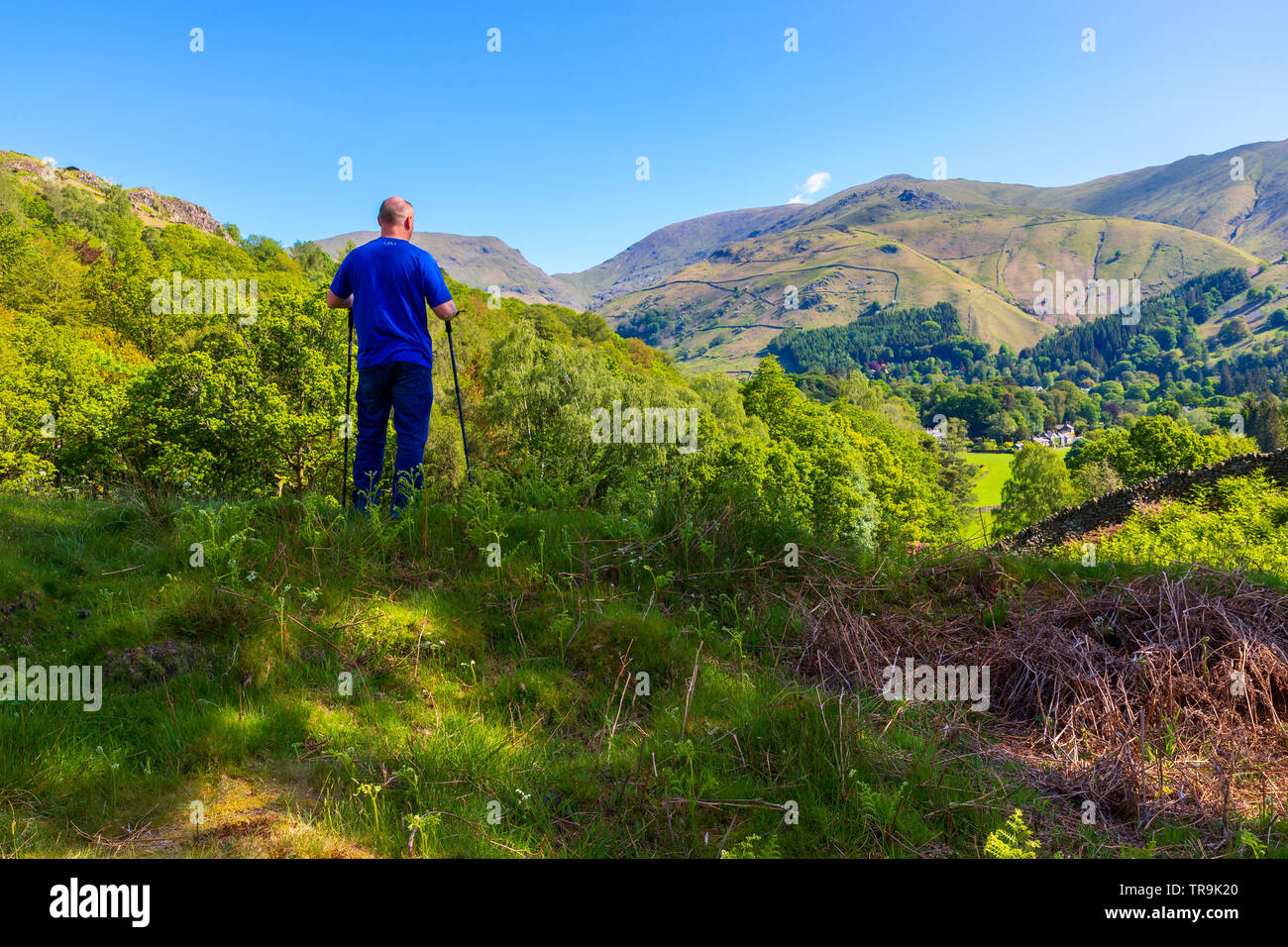 L'homme se détendre et se reposer après une journée de randonnée sur les collines dans le Lake District Banque D'Images