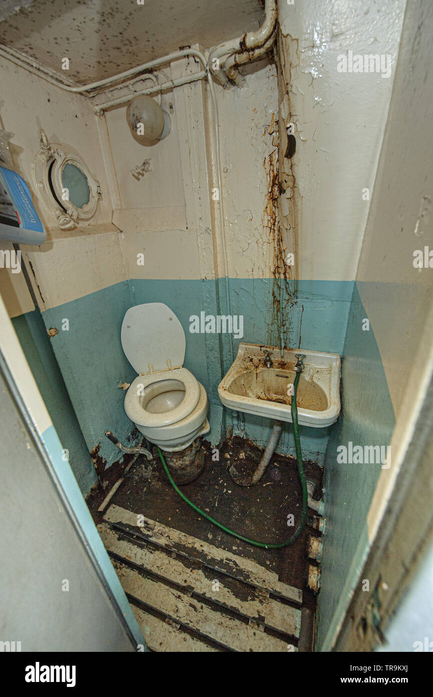 Toilettes sur un vieux bateau de pêche Photo Stock - Alamy