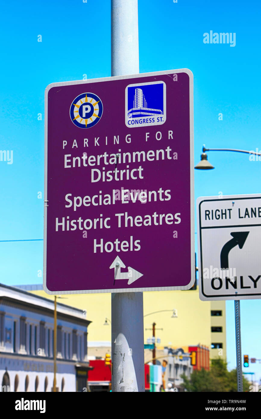 Panneau d'information du conducteur pour le stationnement dans le quartier des divertissements de Tucson AZ Banque D'Images