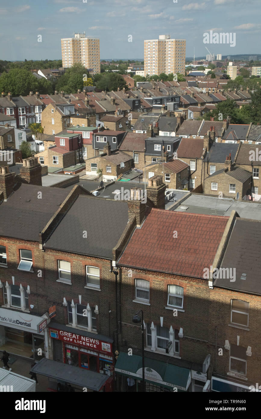Une vue générale du logement dans des maisons et appartements à Wood Green, au nord de Londres Banque D'Images