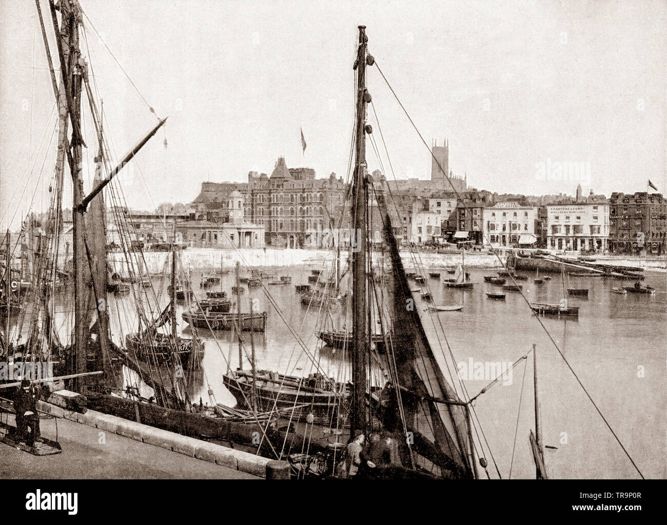 Un 19e siècle voir des bateaux de pêche et yachts dans le port de Margate. Dans une ville balnéaire de Margate, Kent, Thanet dans le sud-est de l'Angleterre a été un premier complexe en bord de mer et d'une destination de vacances traditionnelles pour les Londoniens appelée sur ses plages de sable, pendant au moins 250 ans. Banque D'Images