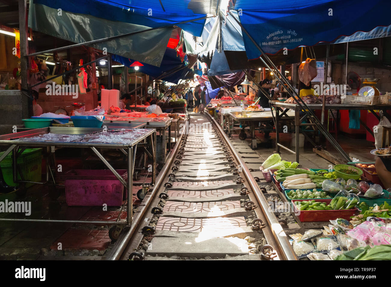 Marché ferroviaire Maeklong, Bangkok, Thaïlande Banque D'Images