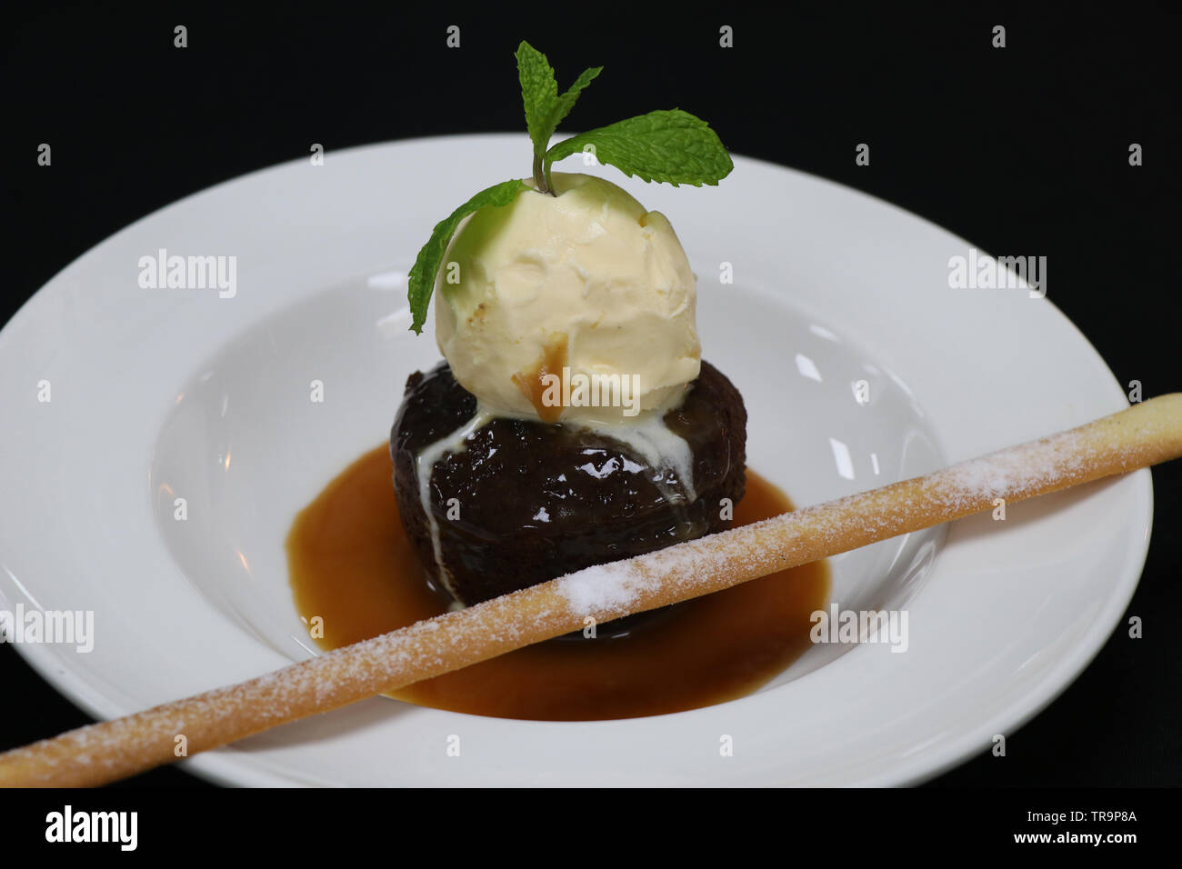 Au caramel, glace vanille et sauce au caramel Banque D'Images