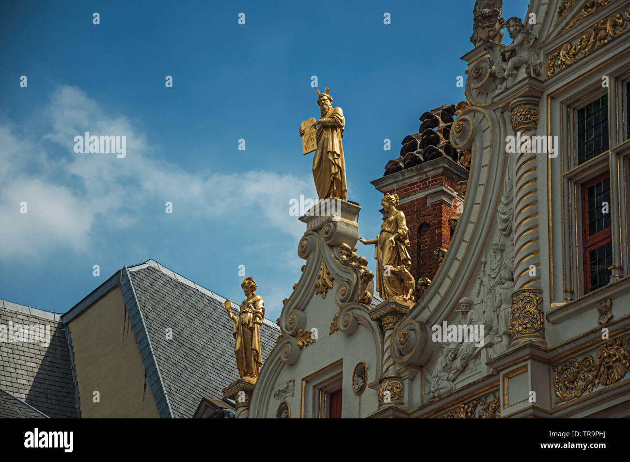 La décoration riche et élégant dans un immeuble historique au centre-ville de Bruges. Charmante ville avec des canaux et de vieux bâtiments en Belgique. Banque D'Images
