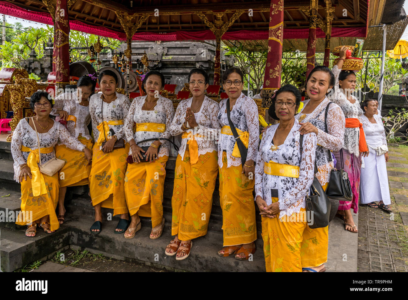 Les femmes balinaises vêtus de robes de cérémonie à la cour intérieure de Goa Lawah Pura Balinais (pour 'Bat Cave Temple") pendant le festival traditionnel de Kuningan Banque D'Images