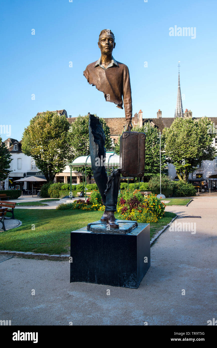 Sculpture en bronze à Beaune par l'artiste français Bruno Catalano, qui a  créé des séries de sculptures accrocheur avec de grandes parties de leurs  corps manquant Photo Stock - Alamy