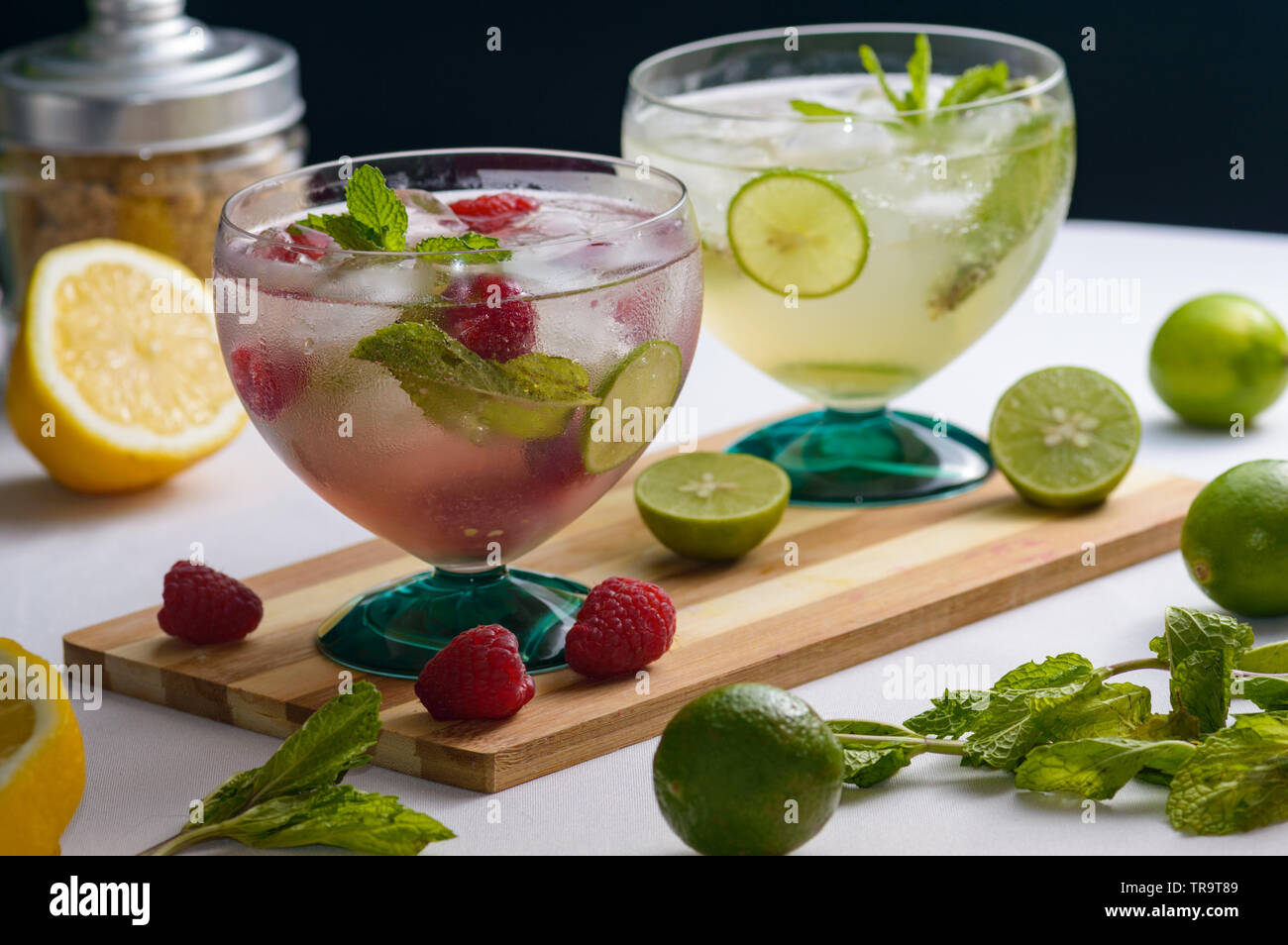 Mojito framboise et rhum mojito cocktails avec des ingrédients, limes, le citron, la menthe, le sucre brun et les framboises. Concept pour restaurants, de l'alimentation et Banque D'Images