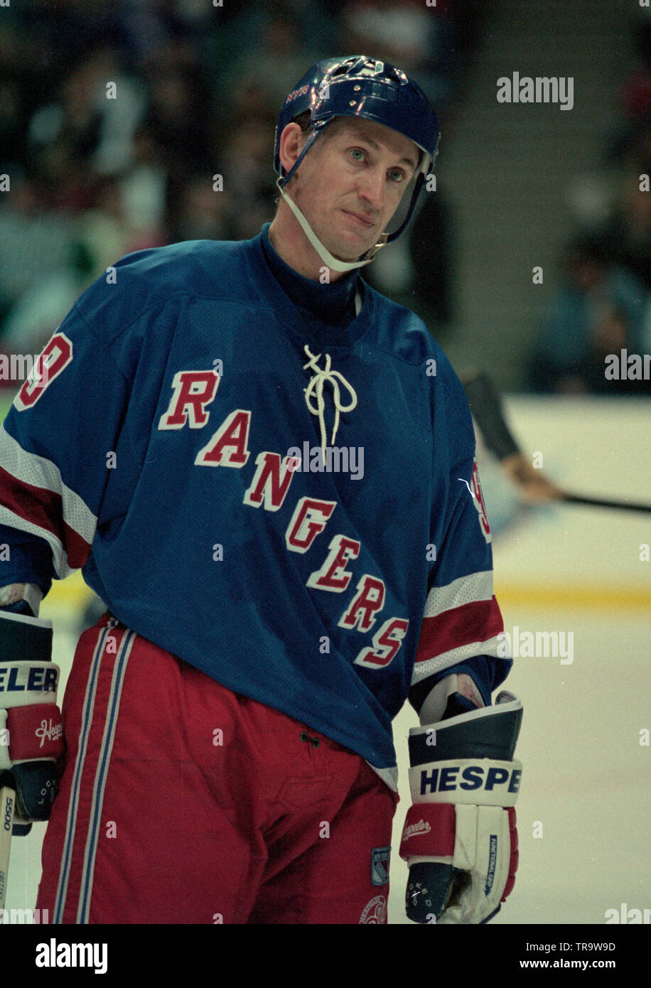 Wayne Gretzky avec les Rangers de New York en action contre les Panthers de la Floride au Miami Arena autour de 1997. Banque D'Images