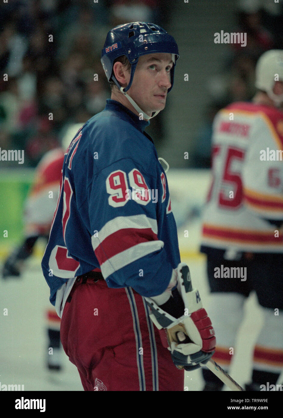 Wayne Gretzky avec les Rangers de New York en action contre les Panthers de la Floride au Miami Arena autour de 1997. Banque D'Images