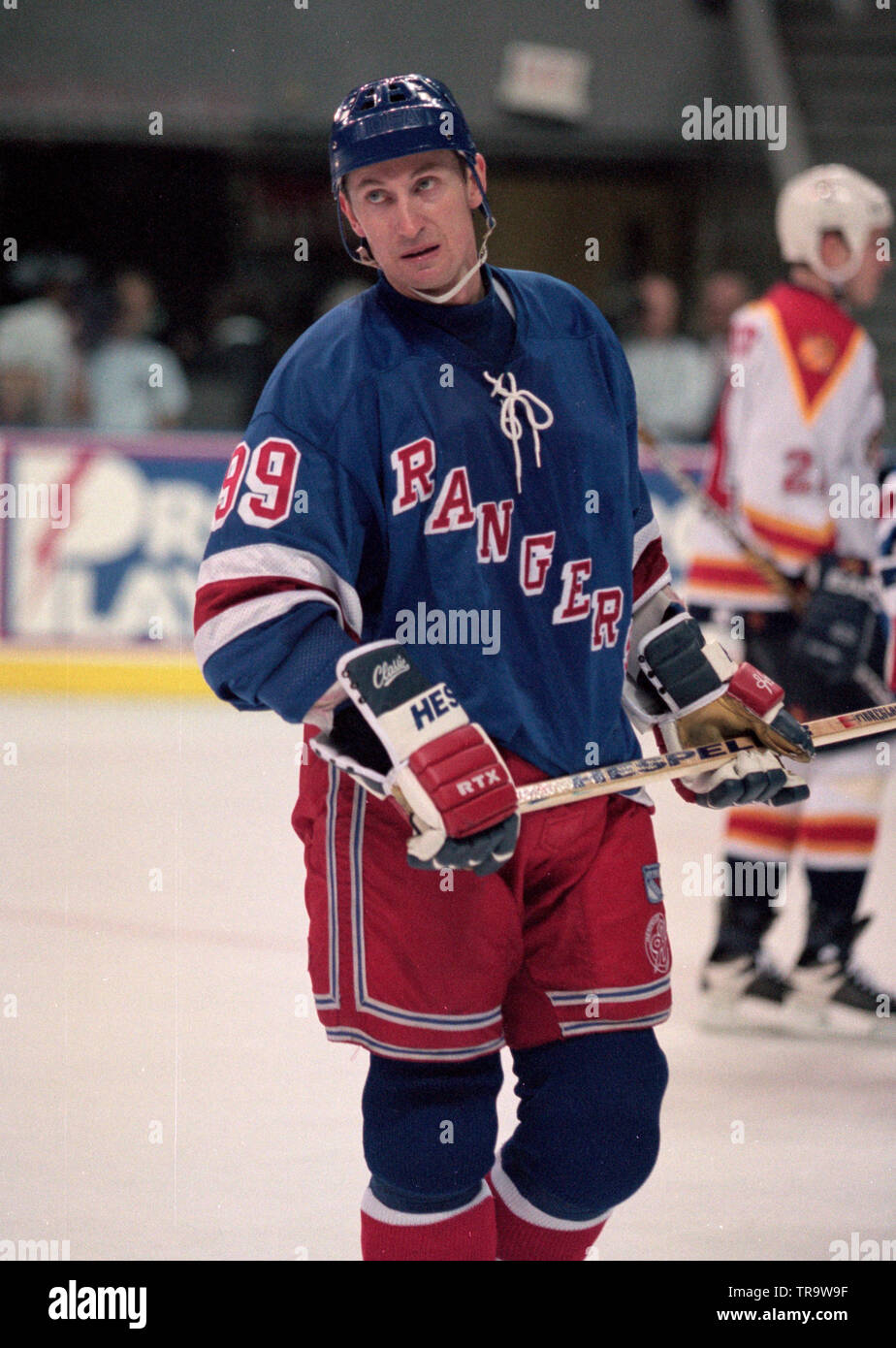Wayne Gretzky avec les Rangers de New York en action contre les Panthers de la Floride au Miami Arena autour de 1997. Banque D'Images