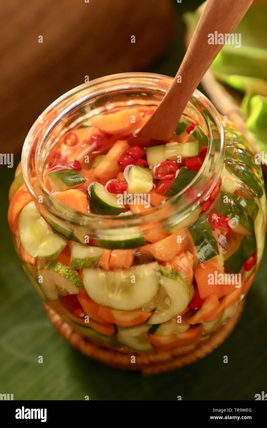 Acar Mentimun Wortel. Pickles de concombre mélangé avec des carottes et de piment rouge. Banque D'Images