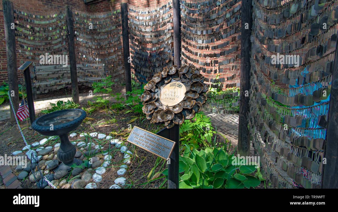 Dog Tags hanging in North Church courtyard à Boston à l'honneur des soldats tombés au combat Banque D'Images