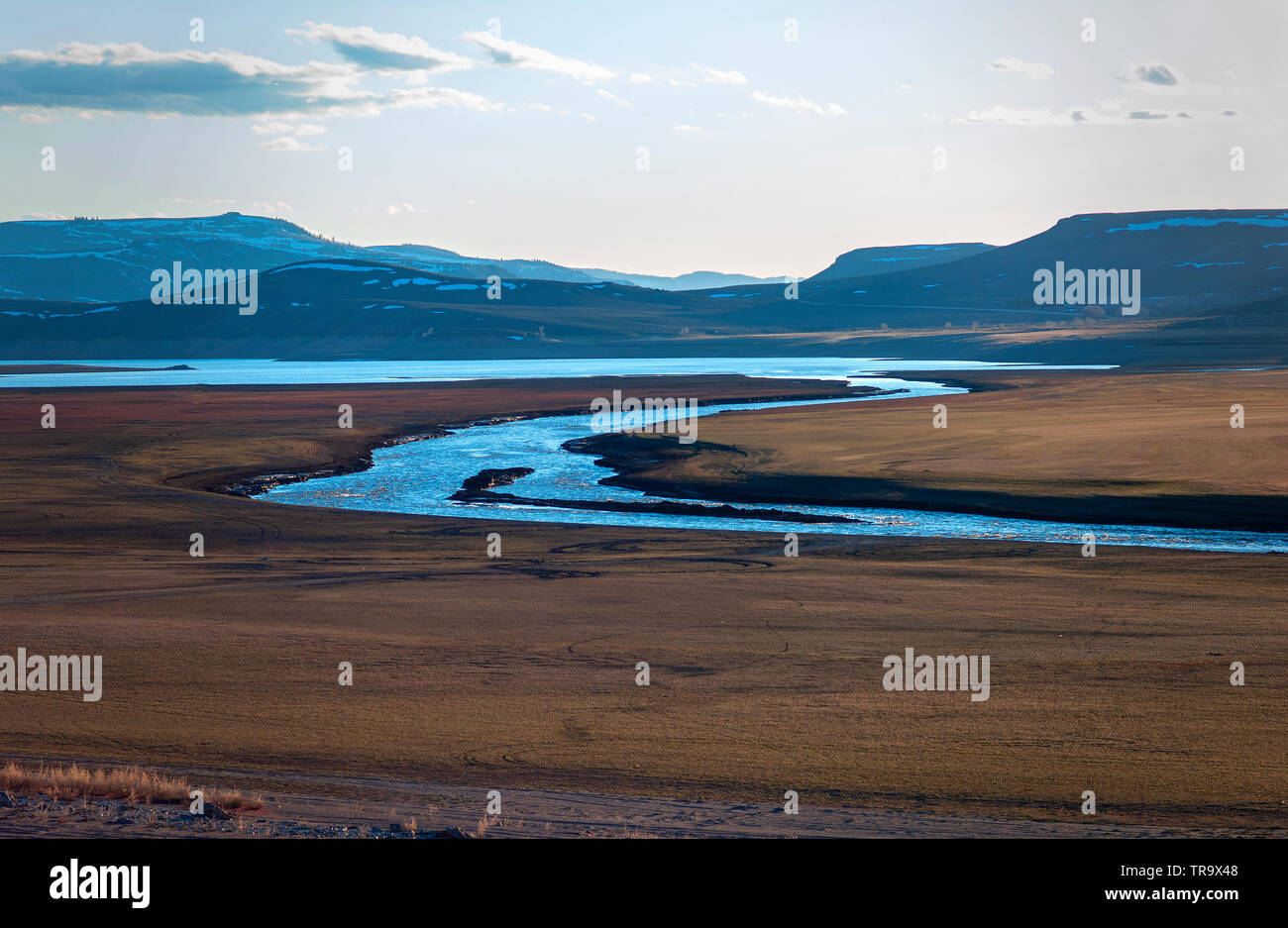 COLORADO RIVER MENANT DANS LES MONTAGNES ROCHEUSES Banque D'Images