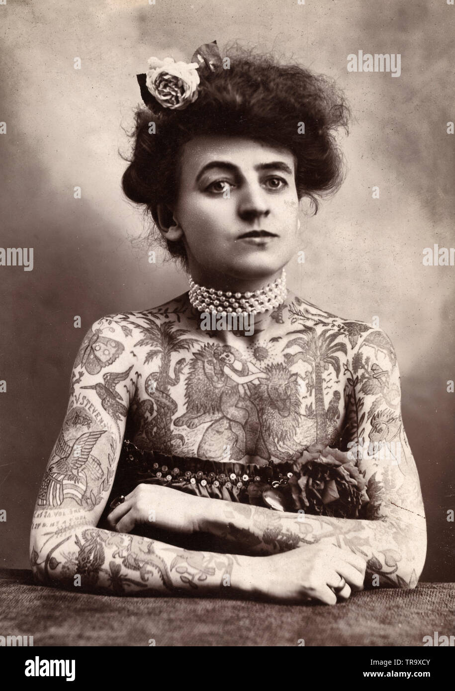 Maud Stevens Wagner, artiste de tatouage, vers 1907. La photographie montre la demi-longueur portrait d'une femme tatooes ou corps peinture couvrant ses bras et la poitrine. Banque D'Images Maud Stevens Wagner, artiste de tatouage, vers 1907. La photographie montre la demi-longueur portrait d'une femme tatooes ou corps peinture couvrant ses bras et la poitrine. Banque D'Images