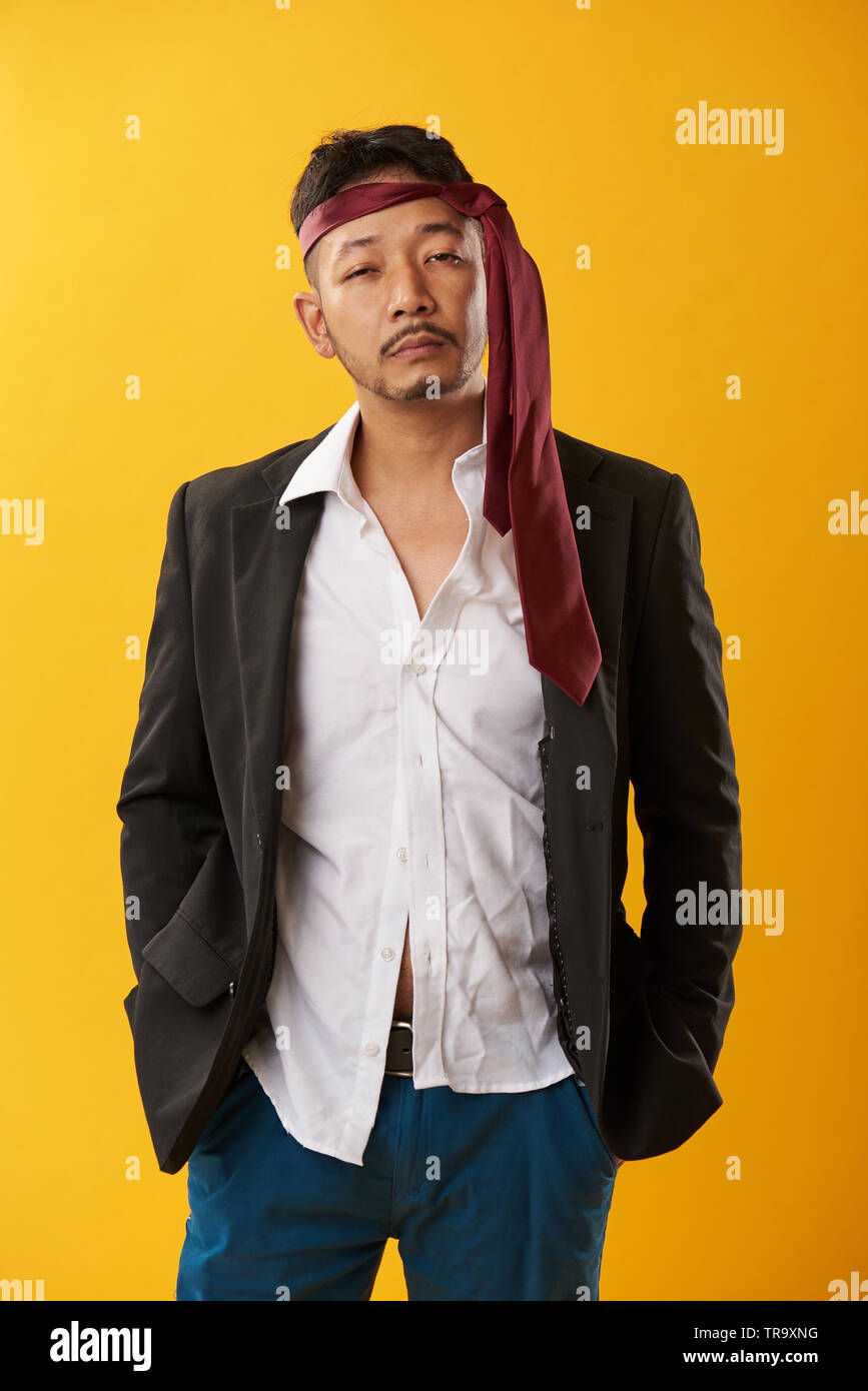 Portrait of asian man après gueule isolé sur fond jaune Banque D'Images