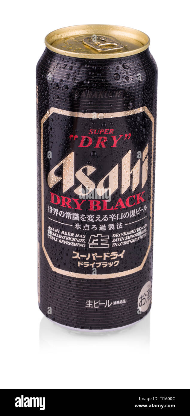 KAMCHATKA, Russie - le 13 octobre 2017 : La bière Asahi Super Dry can sur blanc. Asahi a été fondée à Osaka, Japon Asahi est Banque D'Images