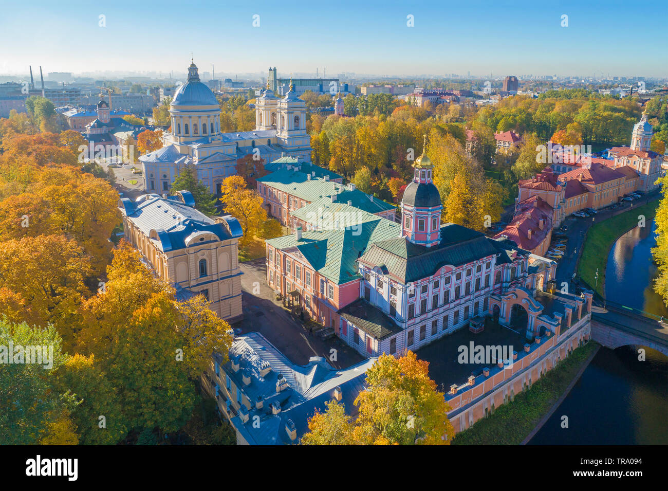 Vue sur le Monastère Alexandre Nevsky dans l'automne doré (Photographie aérienne). Saint-pétersbourg, Russie Banque D'Images