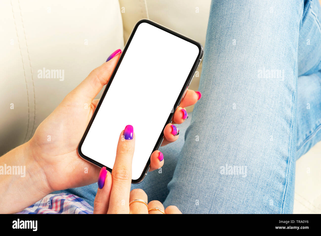 Maquette du smartphone en main femme. Nouveau smartphone sans cadre noir moderne des maquettes avec écran blanc. L'espace vide pour le texte. Copier l'espace. Whi isolés Banque D'Images Maquette du smartphone en main femme. Nouveau smartphone sans cadre noir moderne des maquettes avec écran blanc. L'espace vide pour le texte. Copier l'espace. Whi isolés Banque D'Images