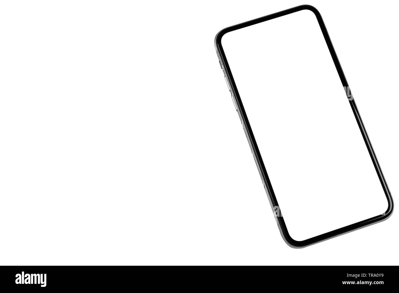 Smartphone avec écran blanc des maquettes. L'écran du smartphone isolé. Téléphone mobile écran blanc avec copie espace isolé sur fond blanc. L'espace vide Banque D'Images