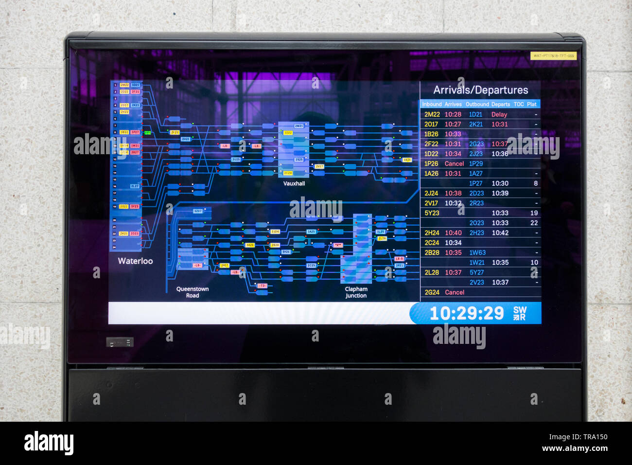 La disponibilité de la plate-forme d'arrivée et de départ à l'écran la station de Waterloo, Londres, UK Banque D'Images