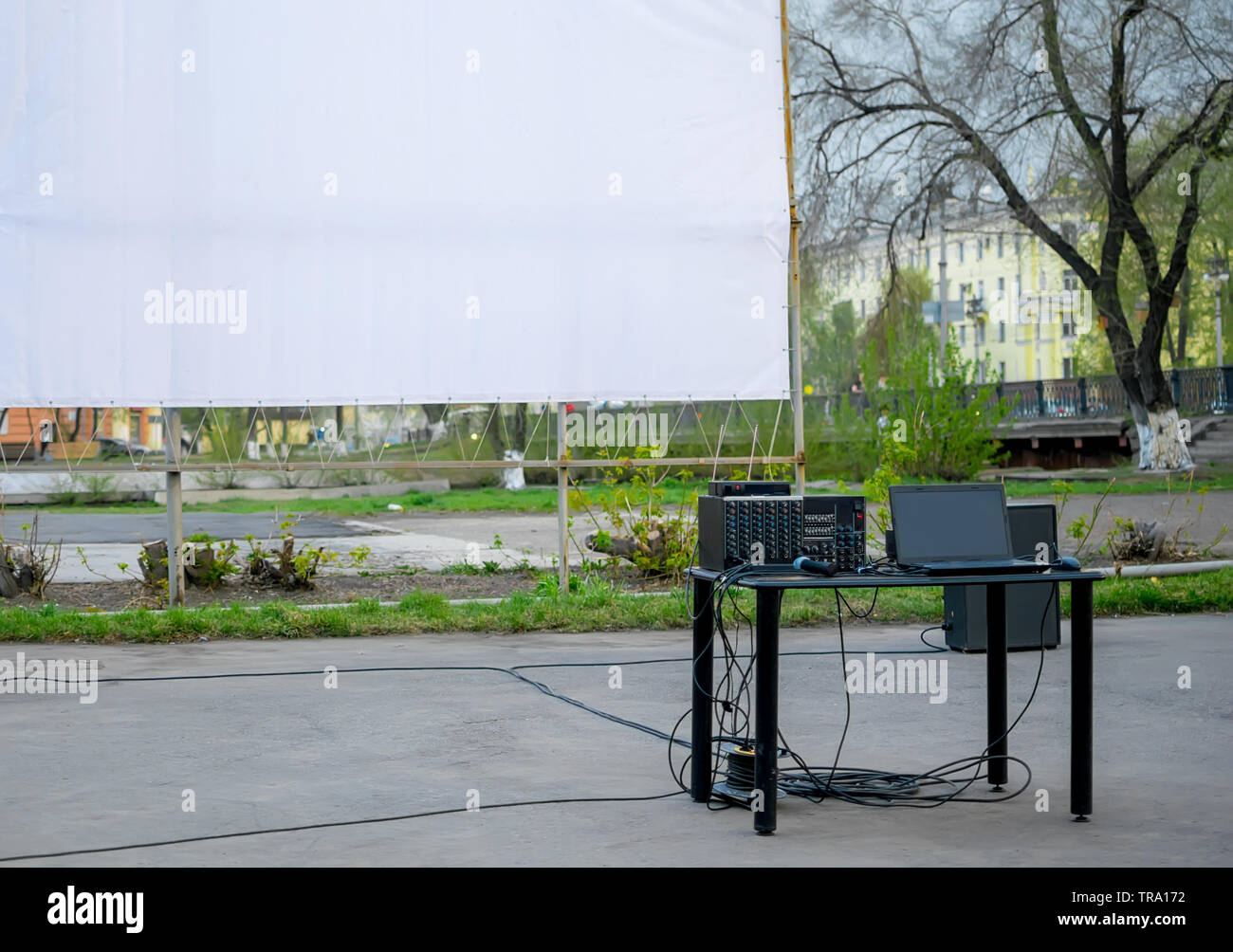 Les équipements vidéo et audio est installé sur la table pour montrer le film sur la ville par la rue le projecteur Banque D'Images