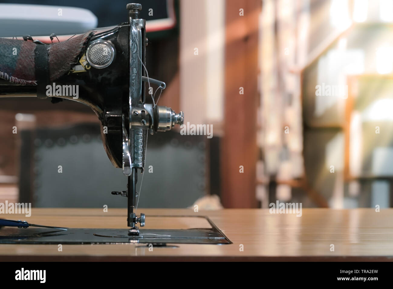 Machine à coudre avec tissu blanc, vintage style machine à coudre Banque D'Images