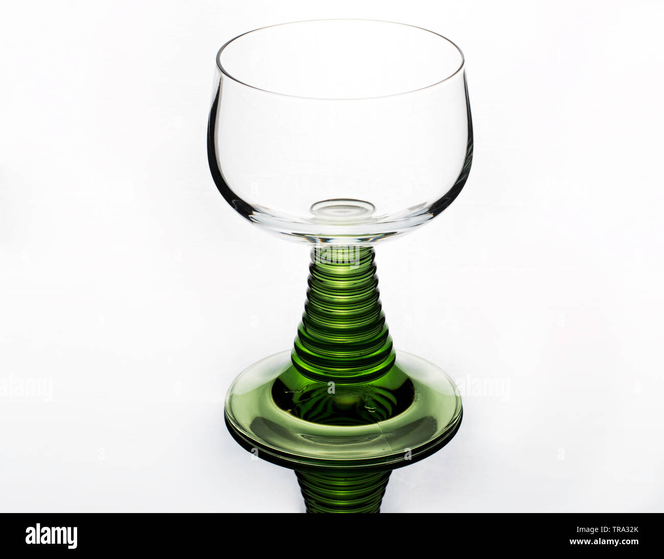 Verre de vin allemand avec tige verte sur fond blanc Photo Stock - Alamy
