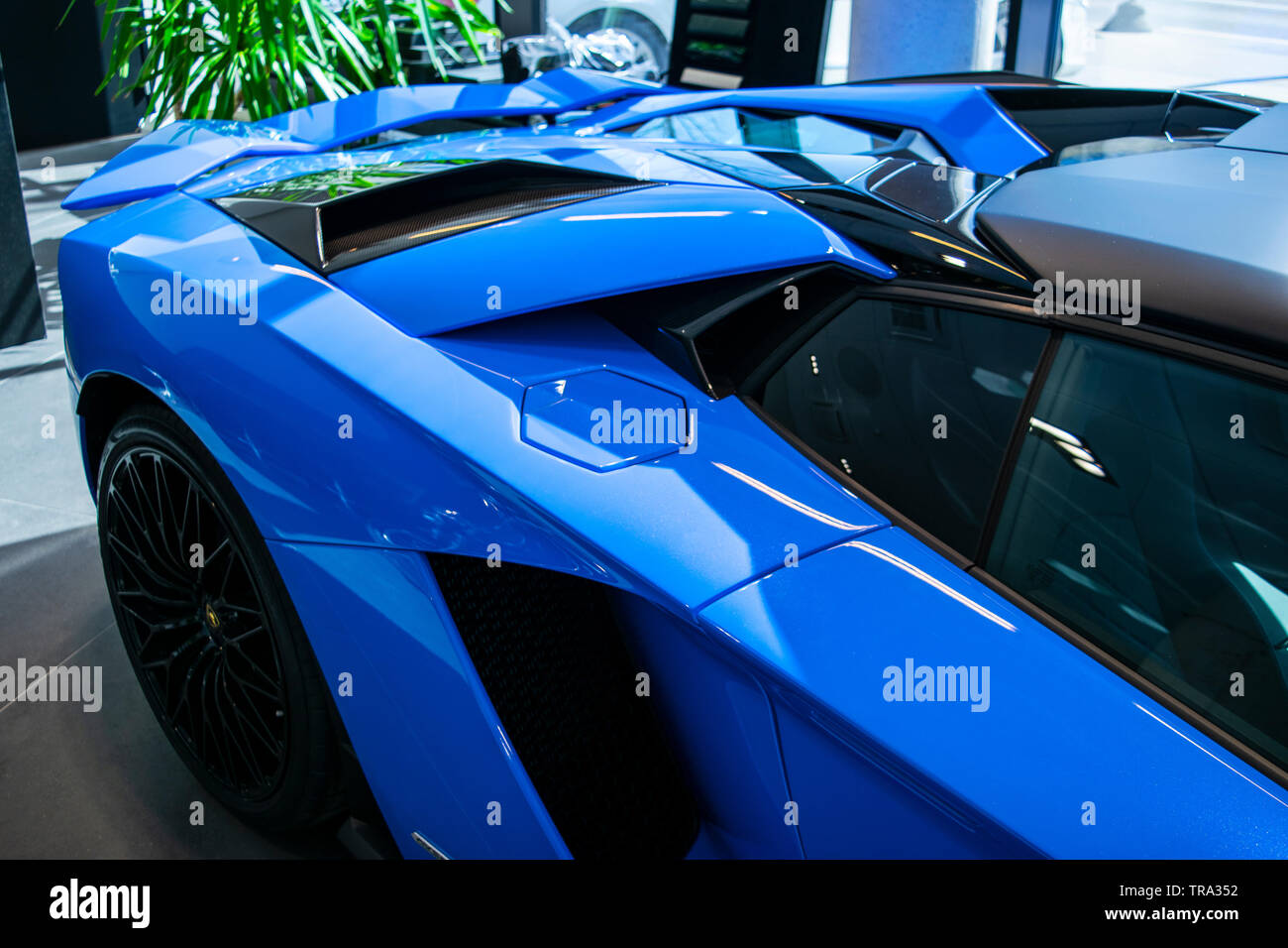 Tallinn, Estonie, 23 avril 2018 : vue latérale d'une nouvelle Lamborghini Aventador S coupé. Projecteur. Esthétique auto. Détails extérieurs de voiture Banque D'Images