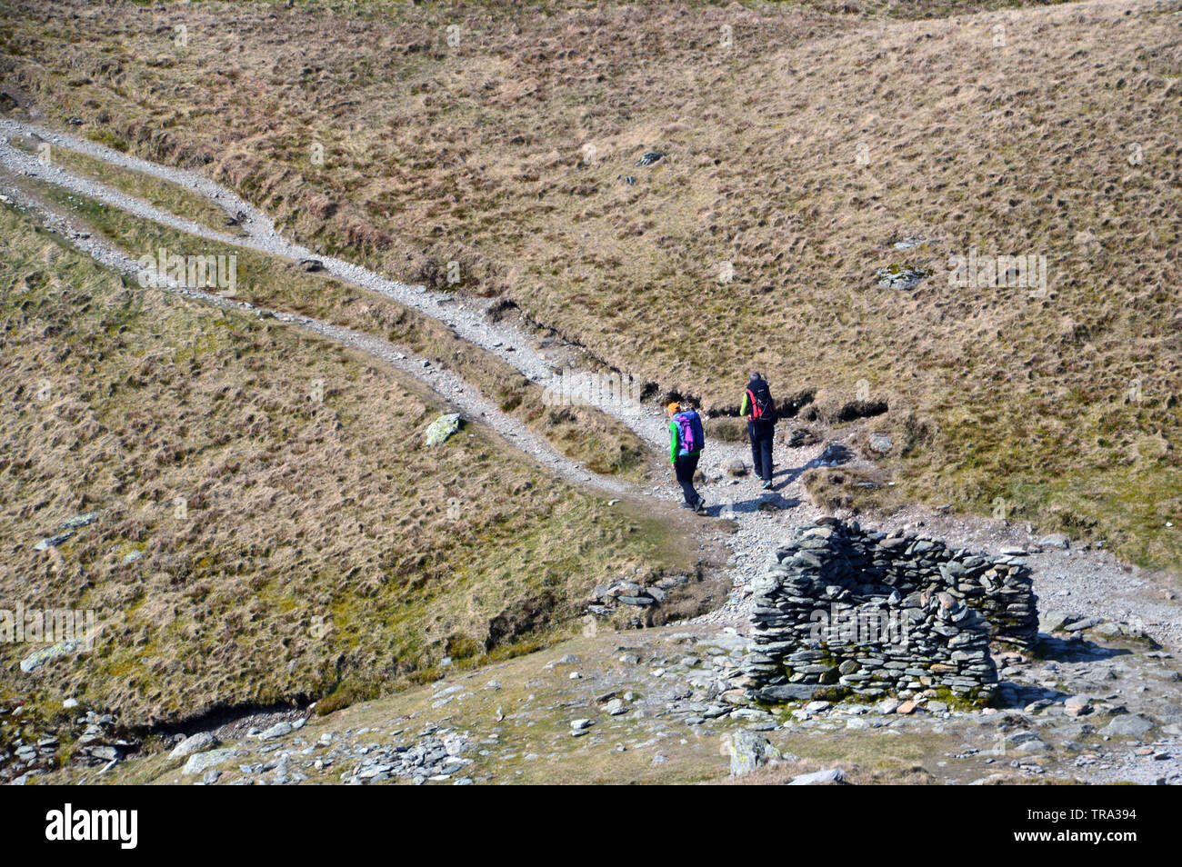 Deux femmes autour de la pierre à l'abri Nan Bield col en direction de la mauvais Mardale Wainwright Bell dans le Parc National du Lake District, Cumbria. Banque D'Images