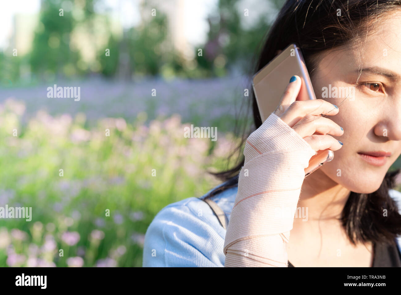jeunes femmes étudiantes qui appellent sur les smartphones tout en souffrant de douleurs au poignet. concept de style de vie moderne Banque D'Images