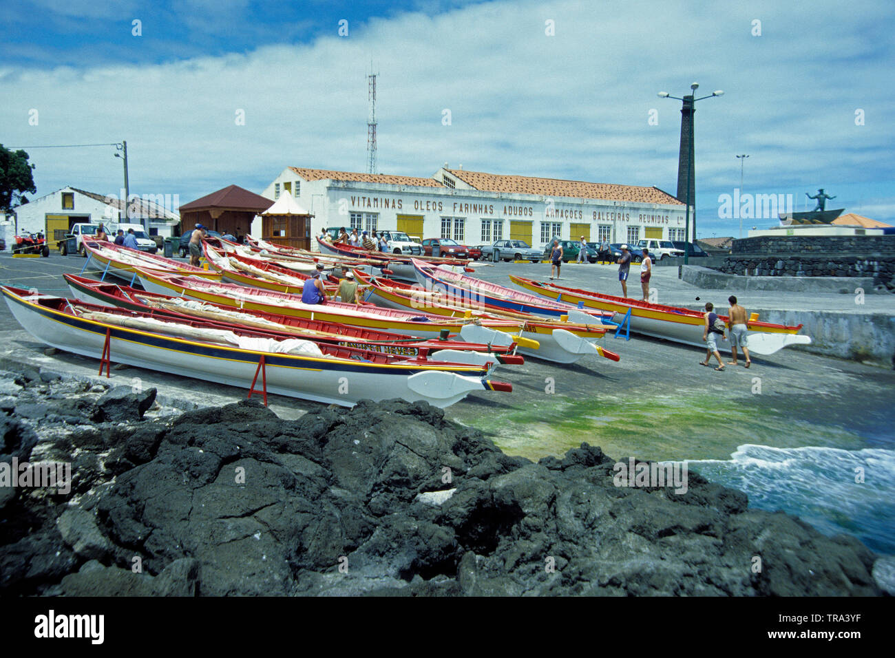 Les anciens baleiniers sur cale en face de l'industrie baleinière's museum, régate annuelle, Sao Roque, l'île de Pico, Açores, Portugal Banque D'Images