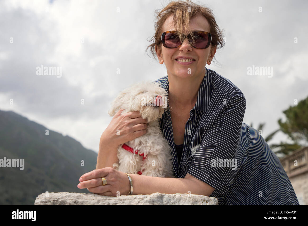 Dobrota, Monténégro, 27 avril 2019 : femme posant avec son doggy Banque D'Images