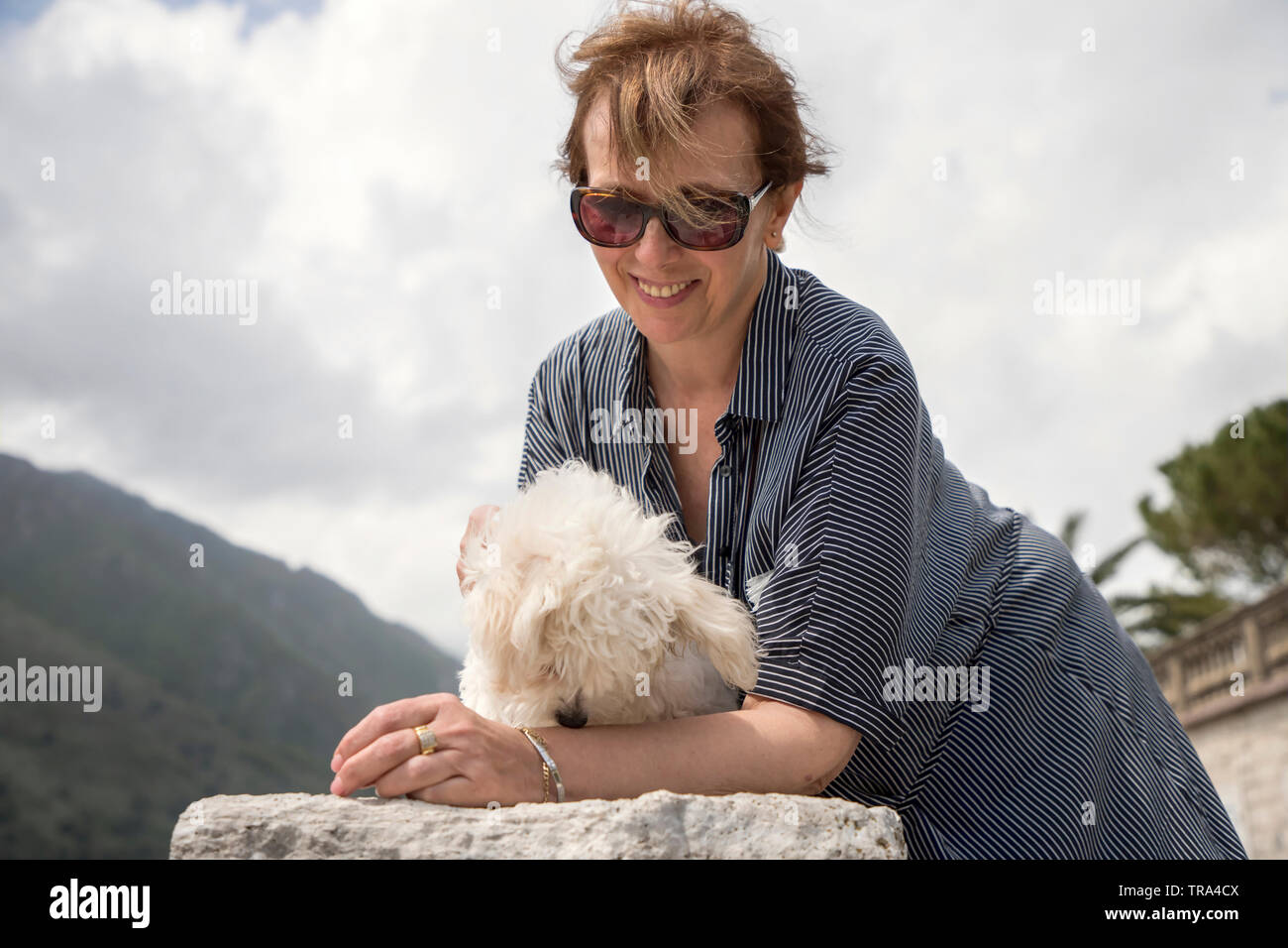 Dobrota, Monténégro, 27 avril 2019 : femme posant avec son doggy Banque D'Images