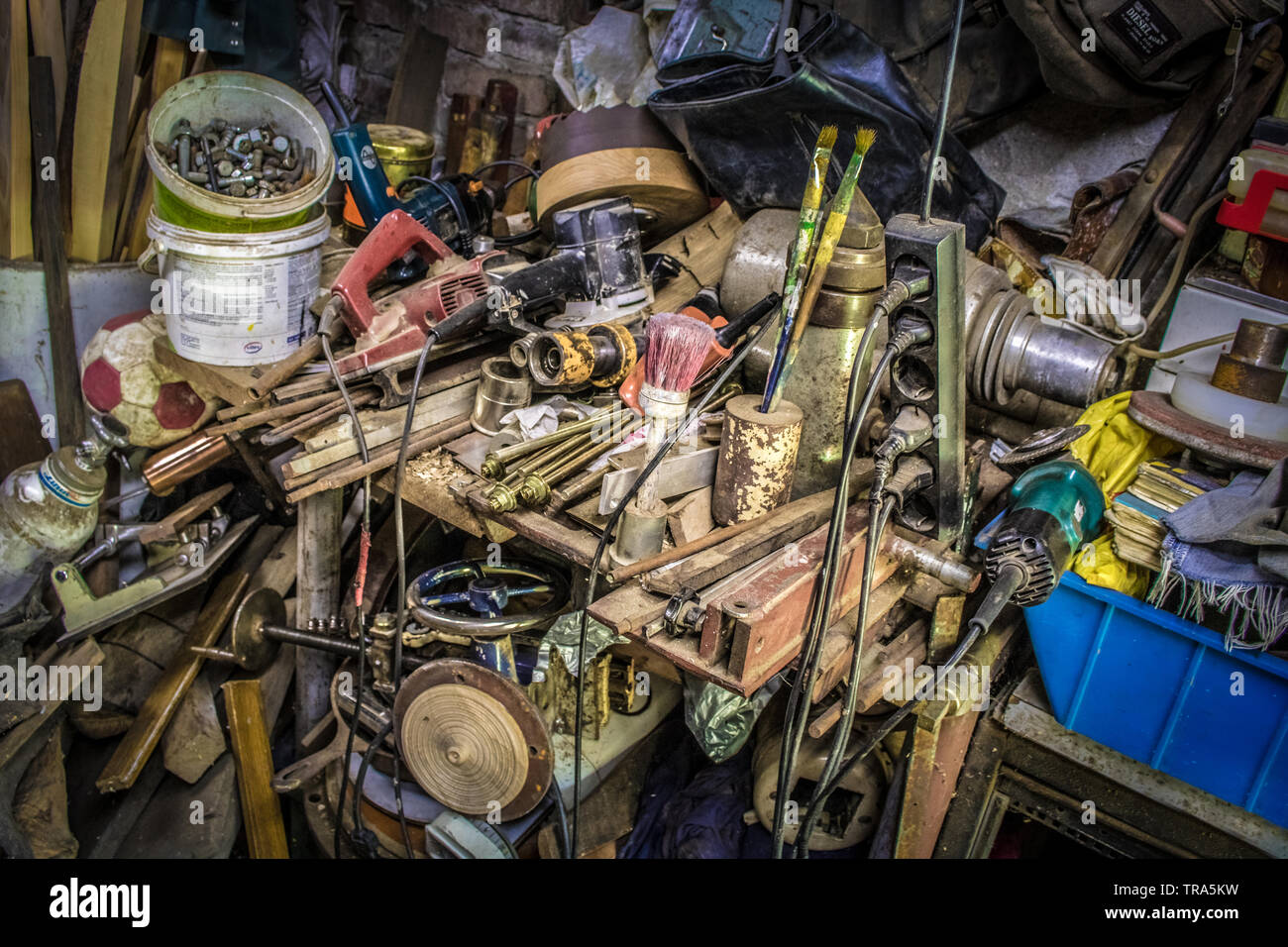 Différents sous-évaluées et les vieux trucs comme les chaussures papiers et roue. Banque D'Images