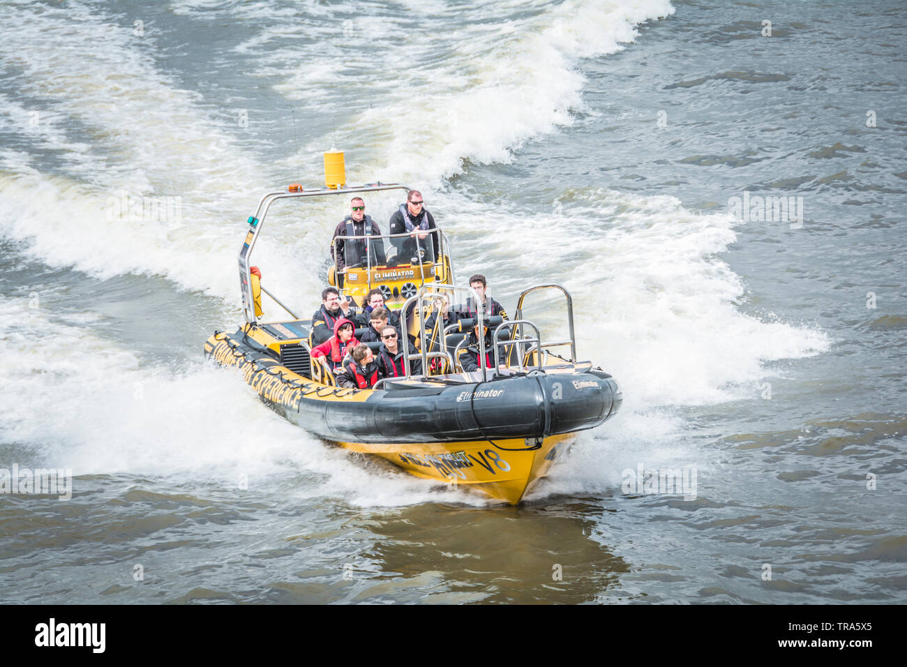 Les touristes profitant d'une expérience Rib Thames bateau gonflable sur la Tamise à Londres, Angleterre, RU Banque D'Images