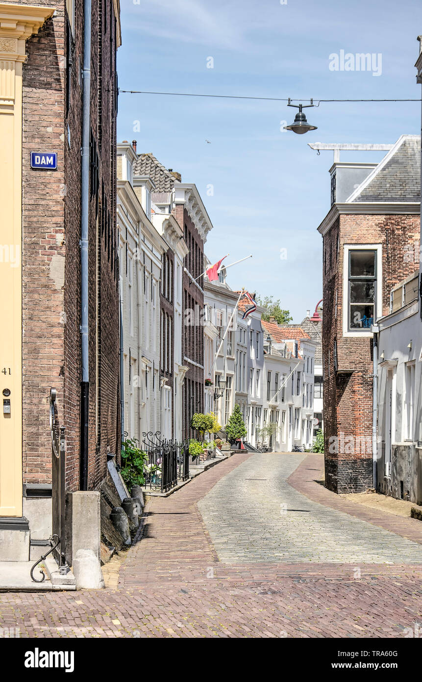 Middelburg, Pays-Bas, Mai 30, 2019 : rue de la vieille ville bordée de deux ou trois étages en brique ou maisons avec façades en plâtre sur une journée ensoleillée Banque D'Images