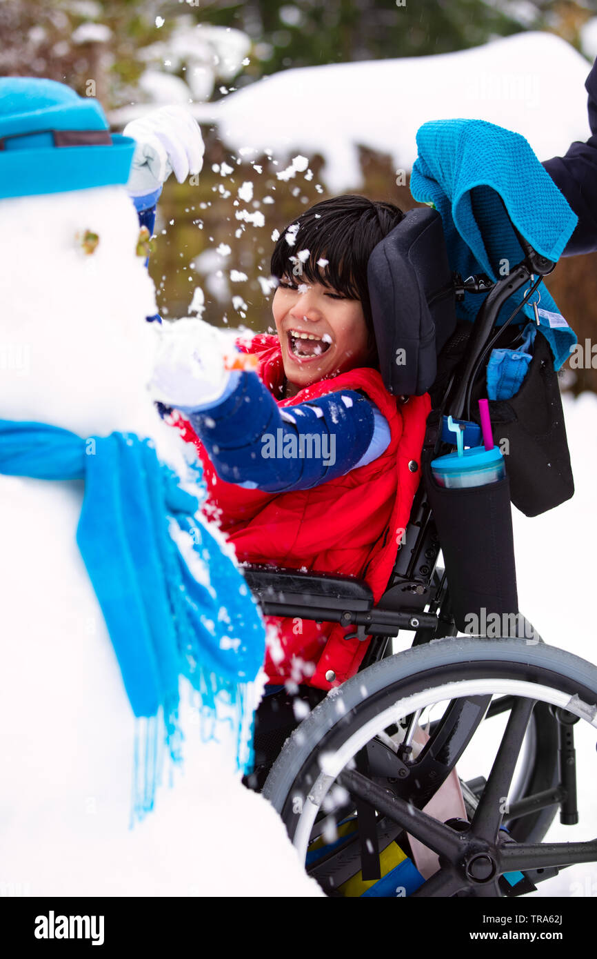 Happy smiling mobilité garçon en fauteuil roulant un bonhomme Banque D'Images