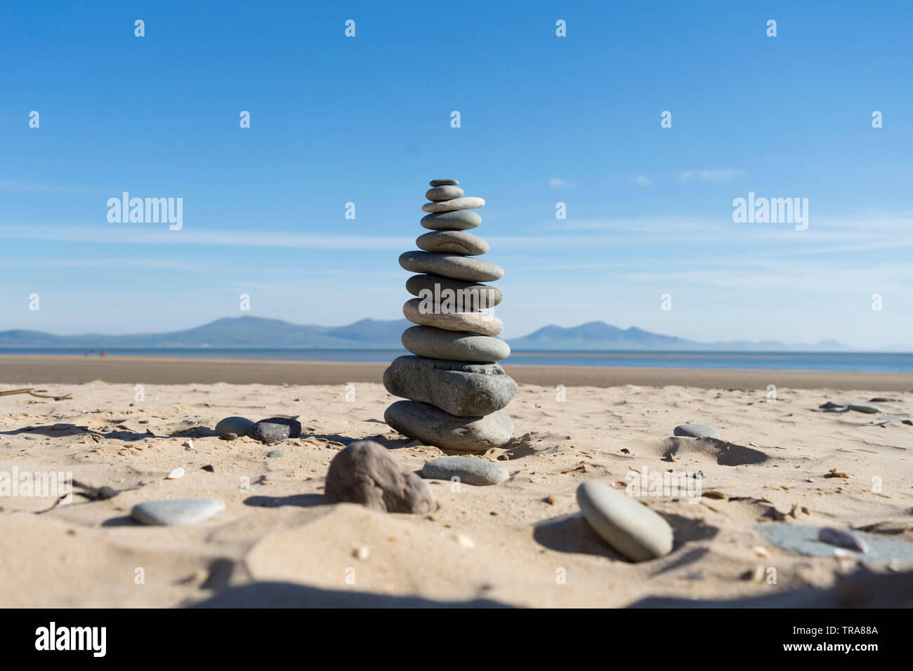 Les cheminées en pierre sur plage Llanddwyn - Anglesey, Pays de Galles, Royaume-Uni Banque D'Images