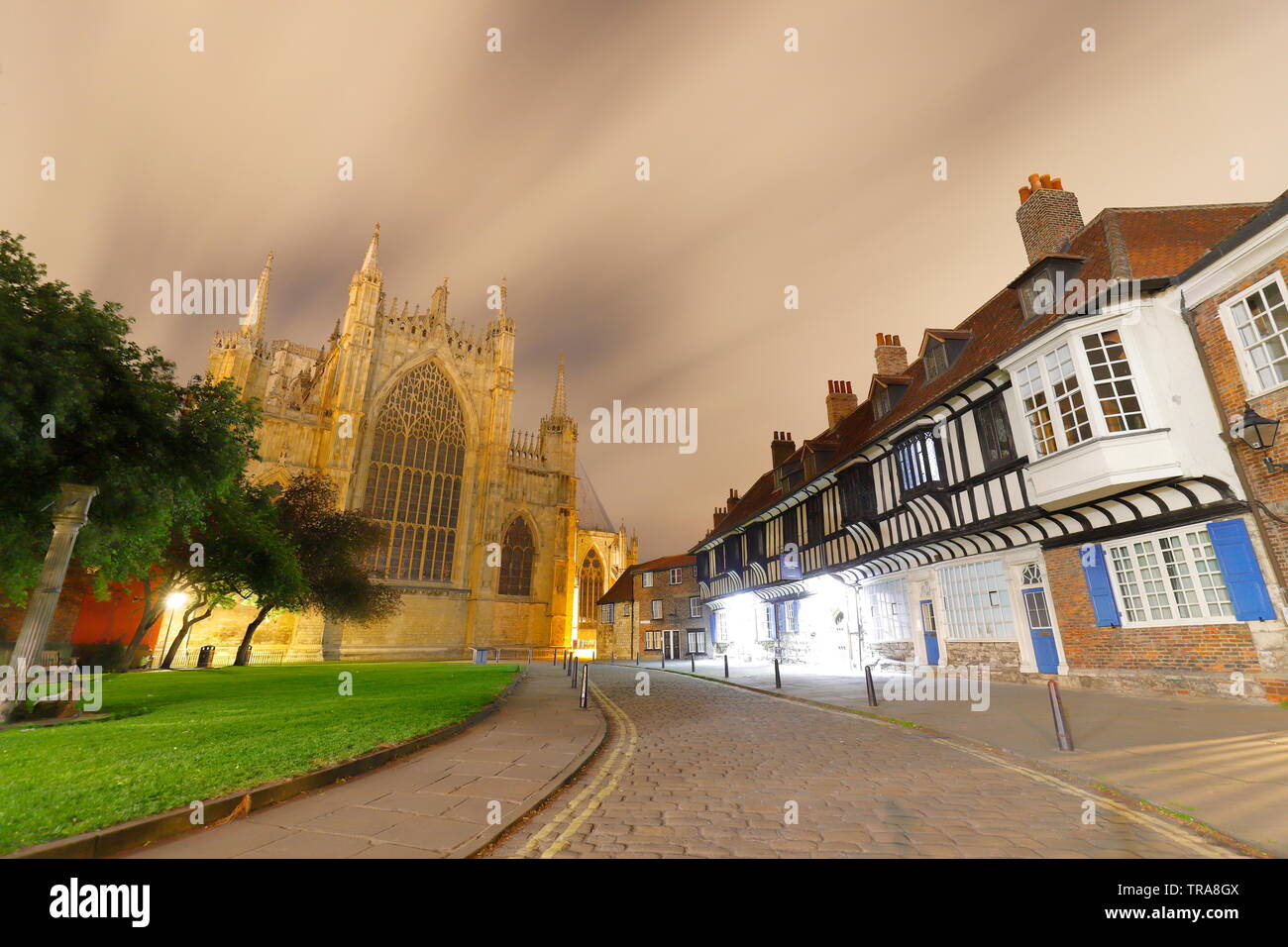 La face est de la cathédrale de York sur avec l'architecture Tudor de St William's College Banque D'Images