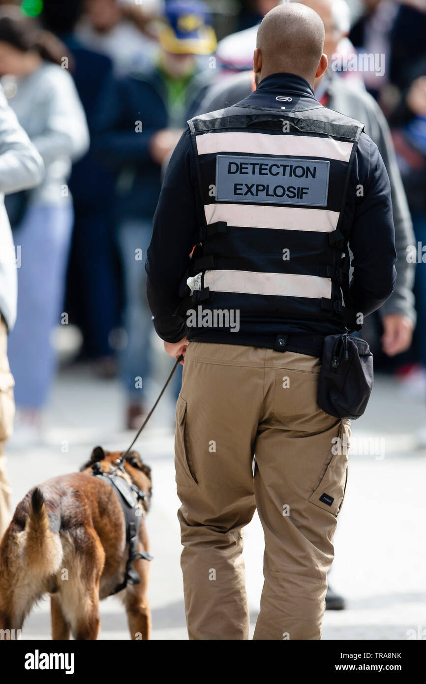 Un expert en explosifs de promenade avec un chien renifleur à travers la foule, à l'Open de France 2019 Tournoi de tennis du Grand Chelem à Roland Garros, Paris, France. Banque D'Images