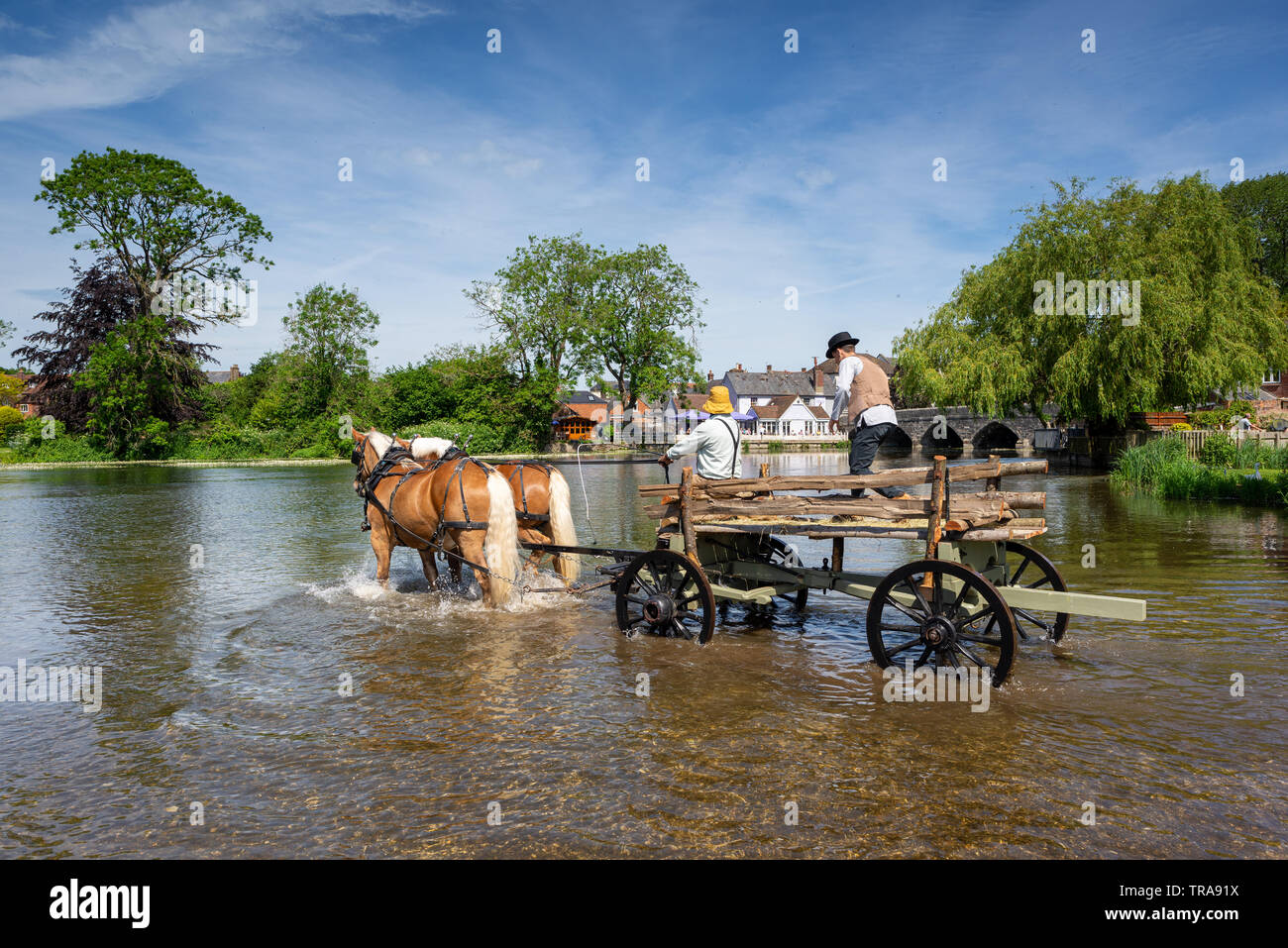 Rivière Avon Fordingbridge, Nouvelle forêt. Hampshire, Royaume-Uni, 1st juin 2019. Dans le cadre de la semaine de la culture dans le tow, l'homme d'affaires local Davide Shering déploie ses chevaux lourds Comtois pour créer une scène semblable à celle du Hay Wain, un tableau de John Constable en 1821. Les sections locales ont été invitées à participer à un concours de la différence avec l'original. Banque D'Images