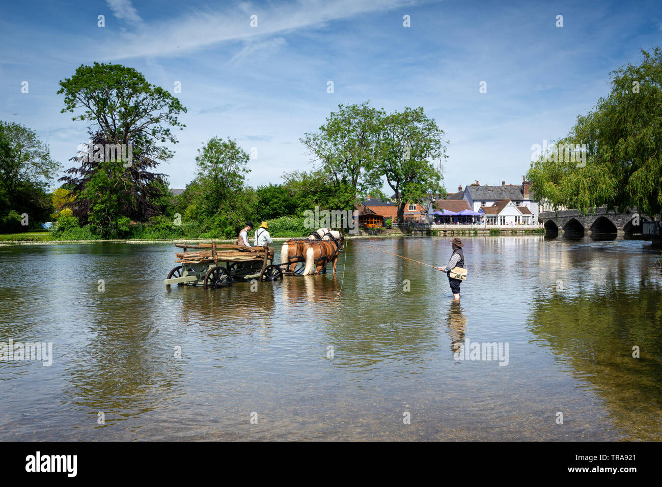 Rivière Avon Fordingbridge, Nouvelle forêt. Hampshire, Royaume-Uni, 1st juin 2019. Dans le cadre de la semaine de la culture dans le tow, l'homme d'affaires local Davide Shering déploie ses chevaux lourds Comtois pour créer une scène semblable à celle du Hay Wain, un tableau de John Constable en 1821. Les sections locales ont été invitées à participer à un concours de la différence avec l'original. Banque D'Images