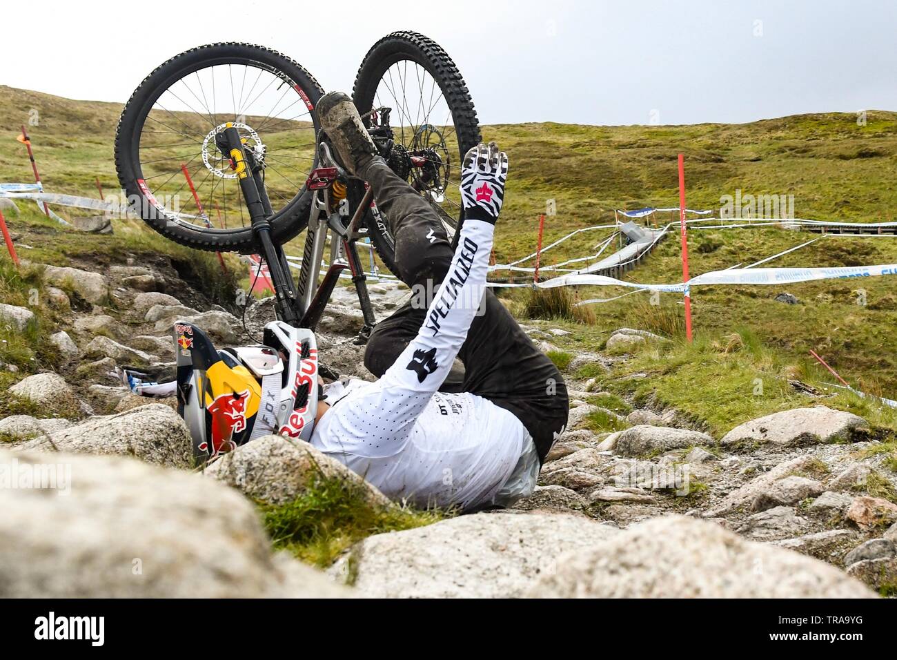 Coupe du Monde de vélo de montagne UCI, Fort William, Scotland, UK. 1er juin 2019. Finn Iles un cavalier d'élite s'éloigne d'un accident spectaculaire au cours de la formation avant le tour de qualification ce matin Crédit : Kay Roxby/Alamy Live News (série d'images) Banque D'Images