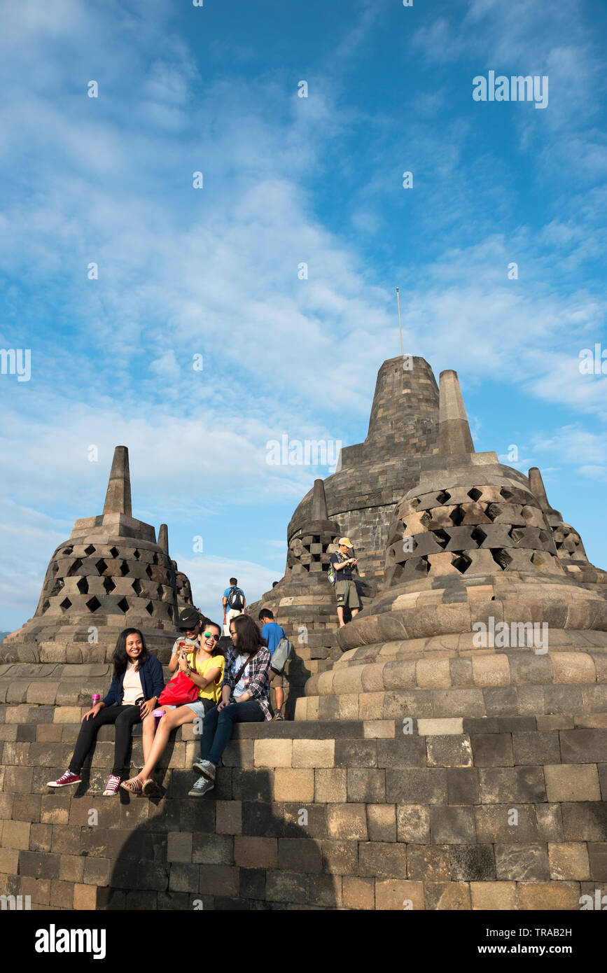 Les jeunes femmes parmi les stupas à Borobudur, Indonésie Banque D'Images