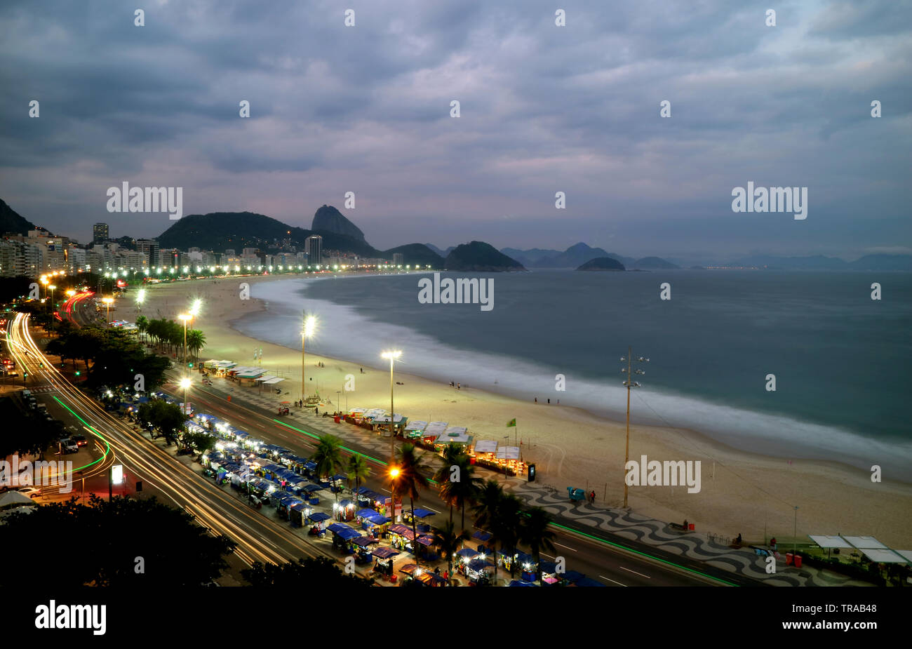 Superbe vue aérienne de la plage de Copacabana et pain de sucre au crépuscule, Rio de Janeiro, Brésil, Amérique du Sud Banque D'Images