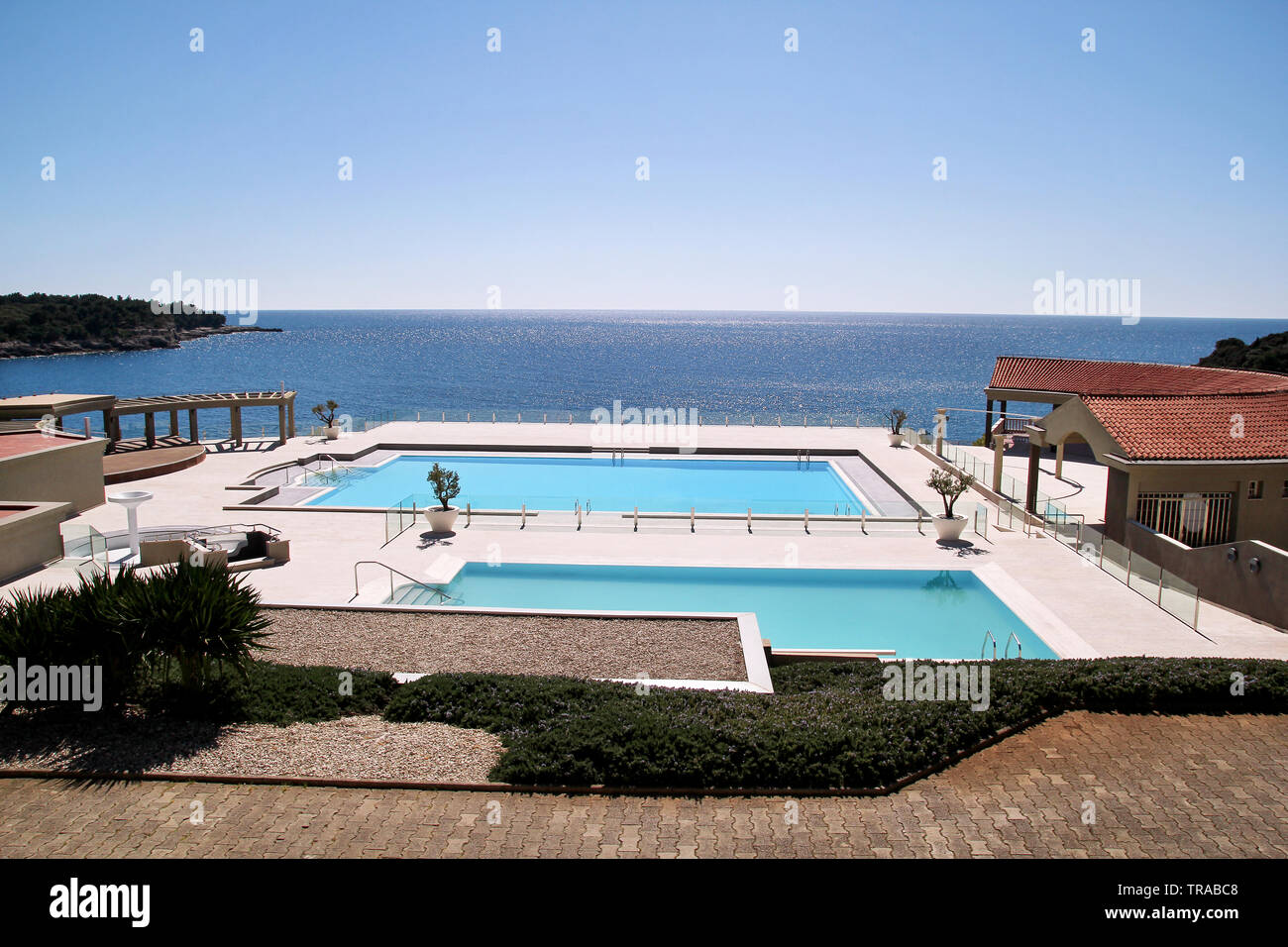 Piscines de l'hôtel de luxe, vue sur la mer étonnante nature paysage. Vous pourrez vous détendre près de deux piscines avec main courante, transats, chaises longues. Banque D'Images