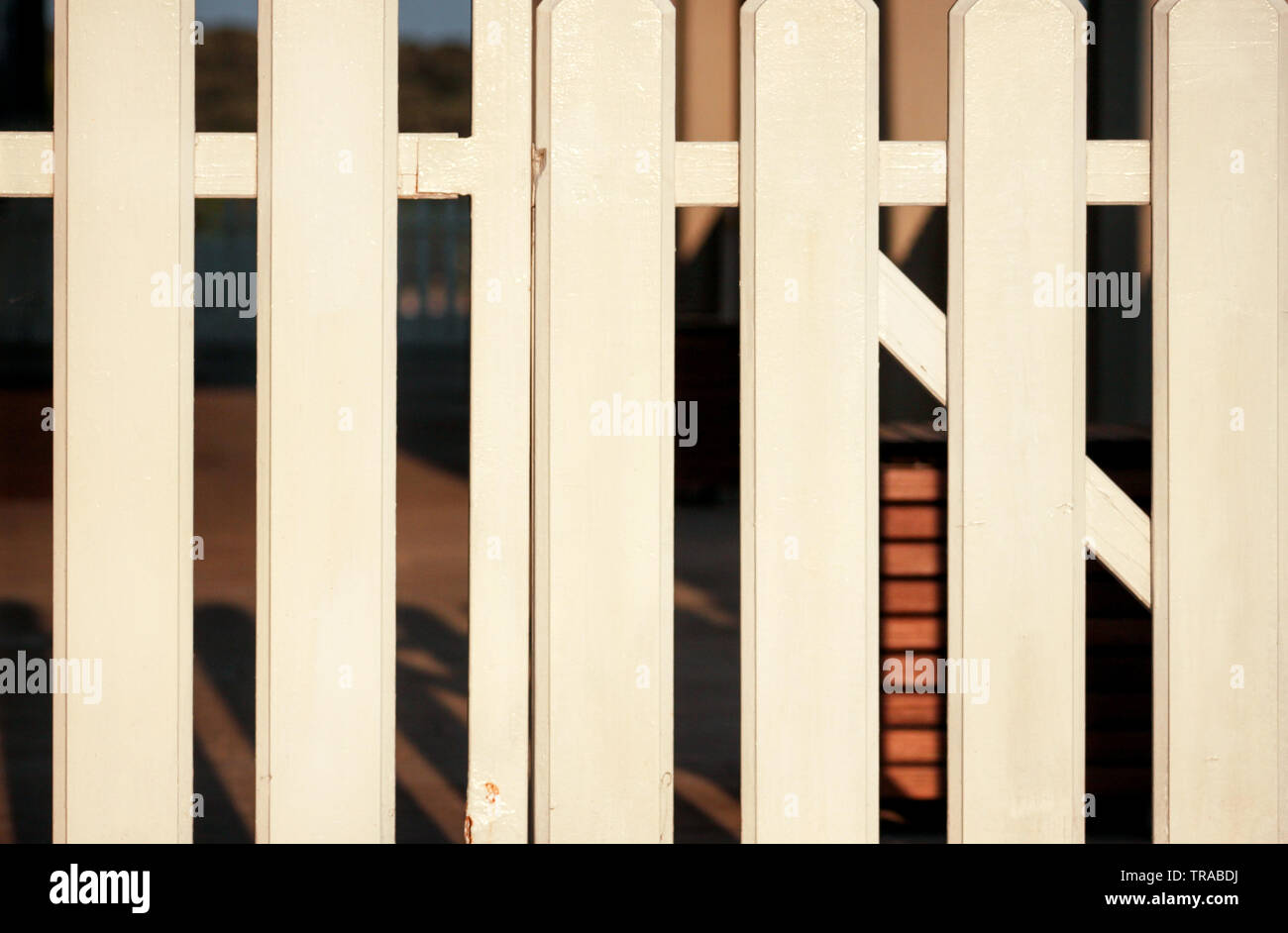 Partie de clôture décorative en bois blanc isolé. Planche en bois arrière-plan du tableau de texture. L'architecture du paysage des idées, détails, creative papier peint. Banque D'Images
